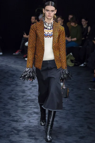 Look 10
